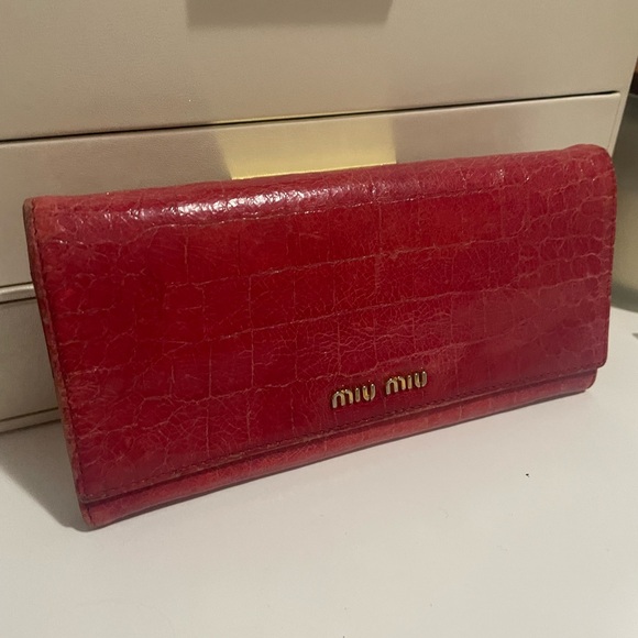 Miu Miu crocodile embossed Wallet in Peonia Fuschia - Picture 8 of 16